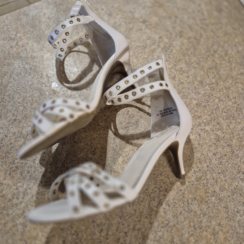 Ladies Size 7 M White Heels Women's - Picture 7 of 11